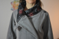 Preview: Kurze Fleecejacke mit breiten Ärmeln, grau, roter Akzent