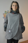 Preview: Kurze Fleecejacke mit breiten Ärmeln, grau, roter Akzent