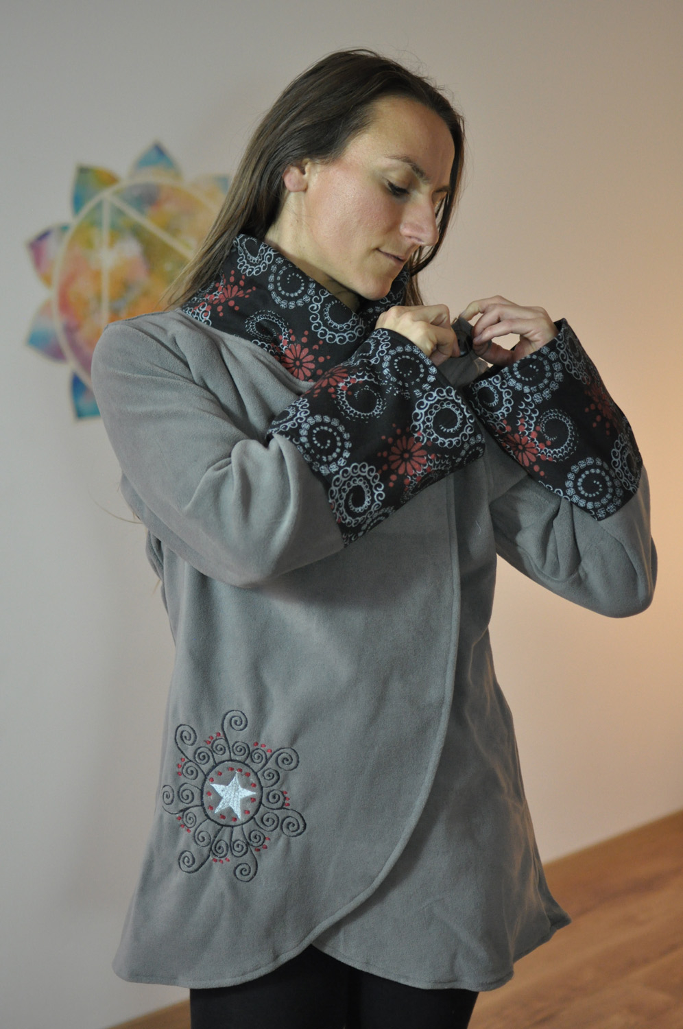 Kurze Fleecejacke mit breiten Ärmeln, grau, roter Akzent