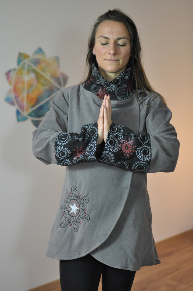 Kurze Fleecejacke mit breiten Ärmeln, grau, roter Akzent