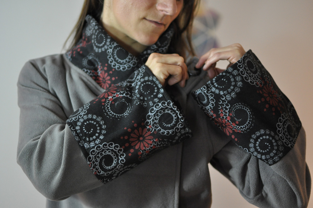 Kurze Fleecejacke mit breiten Ärmeln, grau, roter Akzent